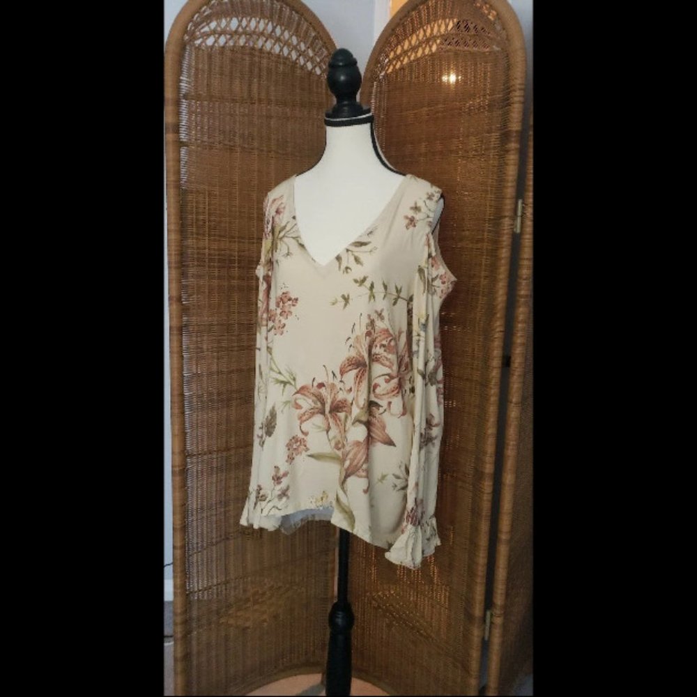 NWT Chaser lightweight floral cold shoulder cutout long sleeve top blouse Med